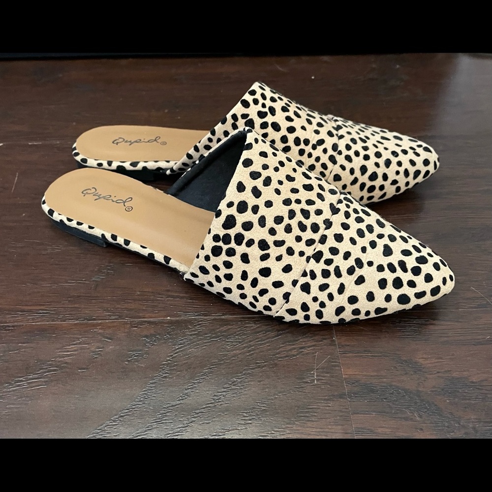 Qupid size 5.5 leopard slides